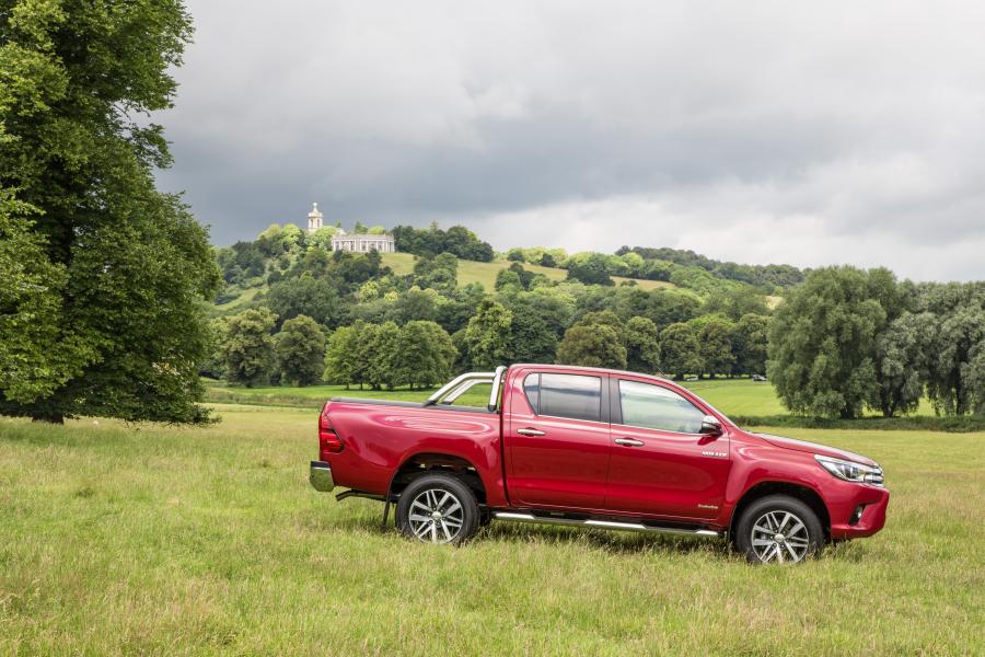  Toyota Hilux Invincible Double Cab 2016 года  (UK) (фото 20 из 30)